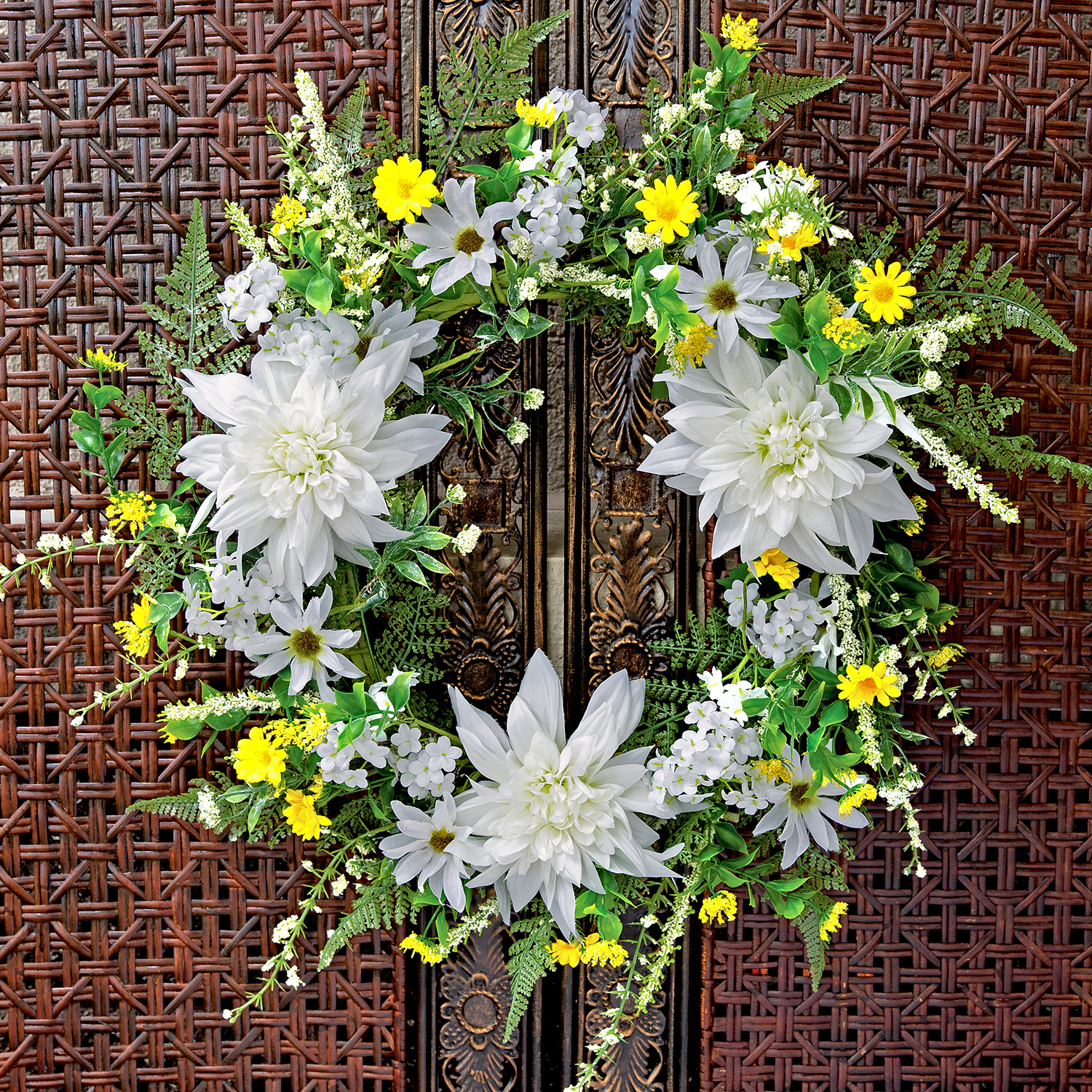 WREATH WHITE DAHLIA/DAISY/FERN